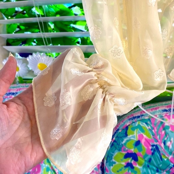 Shein feminine cream ivory top with peplum & ruffled cuffs - Picture 2 of 7